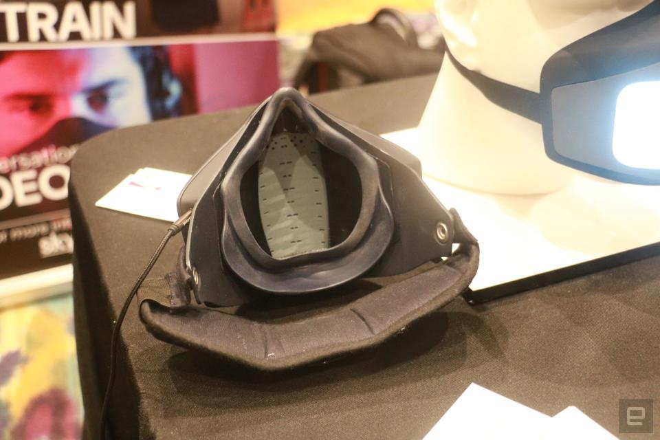 L'intérieur du masque Skyted posé sur une table noire.