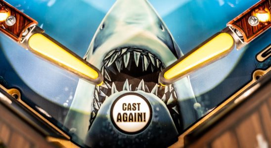 Le nouveau flipper JAWS de Stern contient des séquences de films originales, des jouets de requin et beaucoup de sang