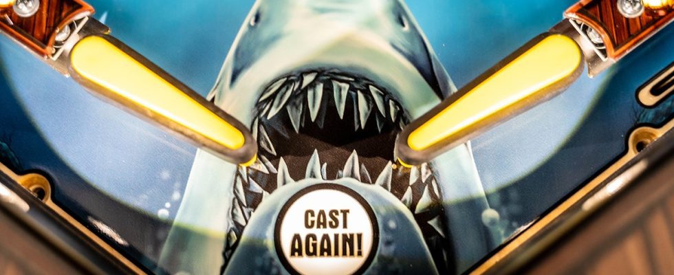 Le nouveau flipper JAWS de Stern contient des séquences de films originales, des jouets de requin et beaucoup de sang