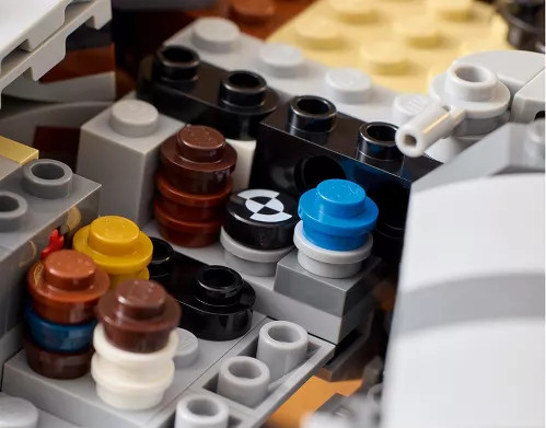 Une photo de l'intérieur de l'édition du 25e anniversaire du Lego Millenium Falcon