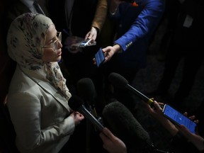 Amira Elghawaby s'entretient avec des journalistes sur la Colline du Parlement à Ottawa le mercredi 1er février 2023.