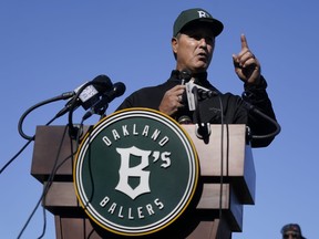 Don Wakamatsu, vice-président exécutif des opérations baseball des Oakland Ballers, prend la parole lors d'une conférence de presse.