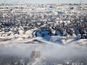 Les attitudes des Canadiens à l'égard du changement climatique sont à peu près aussi cohérentes que la météo au Canada, suggère un nouveau sondage.  Un brouillard glacé plane sur les quartiers fumants pendant une vague de froid à Calgary le samedi 13 janvier 2024.