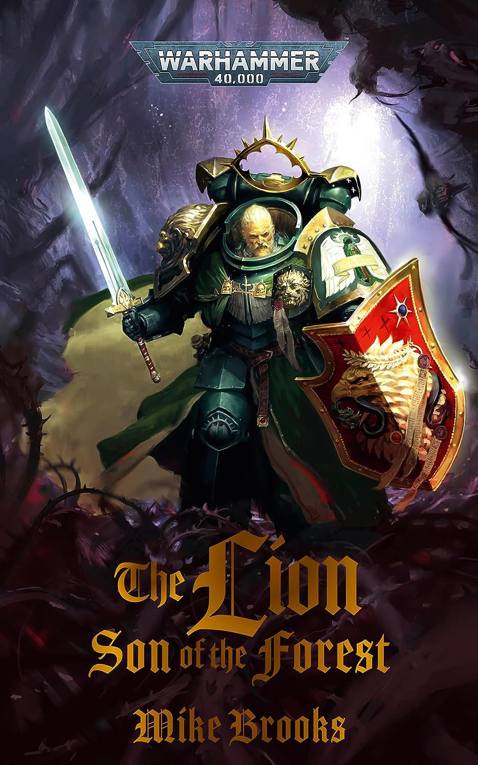 La pochette de The Lion: Son of the Forest de Mike Brooks montre le Lion vêtu d'une armure verte marchant à travers un bois violet avec l'épée dégainée.