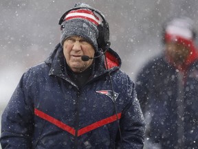 L'entraîneur-chef des New England Patriots, Bill Belichick, regarde depuis le banc de touche la première moitié d'un match de football de la NFL contre les Jets de New York, le dimanche 7 janvier 2024, à Foxborough, Massachusetts.