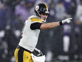 Mason Rudolph des Steelers de Pittsburgh célèbre après avoir lancé un touché au quatrième quart d'un match contre les Ravens de Baltimore au stade M&T Bank le 6 janvier 2024 à Baltimore, Maryland.