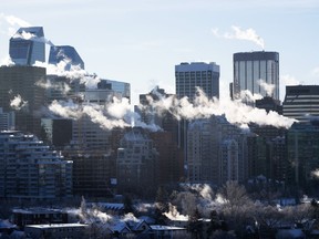Une série d'alertes sur le réseau électrique de l'Alberta pendant le gel profond du week-end dernier a fait la une des journaux à travers le pays, mais les experts affirment que les systèmes électriques partout en Amérique du Nord risquent de plus en plus d'être surchargés en cas de conditions météorologiques extrêmes.  Des températures glaciales allant jusqu'à -38 degrés Celsius ont frappé la ville de Calgary, en Alberta, le lundi 15 janvier 2024.