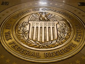 Le sceau du Conseil des gouverneurs de la Réserve fédérale des États-Unis.  La politique monétaire des États-Unis et son impact sur les obligations restent le facteur le plus évident pour la performance de tout investisseur.