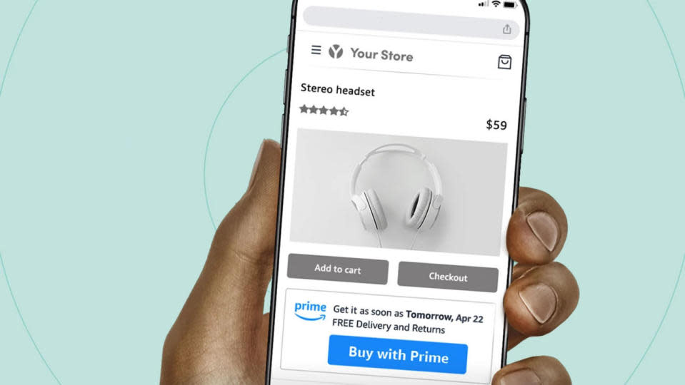Image promotionnelle pour le programme Acheter avec Prime d'Amazon.  Gros plan d'une main tenant un téléphone avec un bouton Acheter avec Prime surligné en bleu (sur un écran d'achat de casque générique).