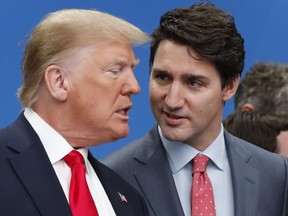 Donald Trump, à gauche, et le Premier ministre canadien Justin Trudeau s'entretiennent avant une réunion ronde de l'OTAN à l'hôtel et complexe The Grove à Watford, Hertfordshire, Angleterre, le mercredi 4 décembre 2019.