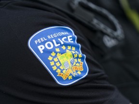 Un insigne d'épaule de la police de Peel est visible à Mississauga, en Ontario, le samedi 1er juillet 2023.