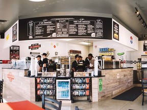 La chaîne américaine de sandwiches Jimmy John's, montrée sur cette photo, est sur le point de traverser la frontière pour la première fois grâce à une expansion qui commencera par un emplacement dans la région du Grand Toronto qui ouvrira d'ici le milieu de l'année.