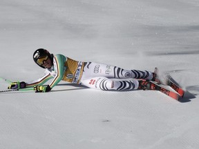 L'Allemande Kira Weidle tombe lors d'une course de ski alpin, descente féminine de la Coupe du monde, à Cortina d'Ampezzo, en Italie, le samedi 27 janvier 2024.