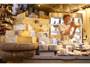 Fromage dans une laiterie à Londres.  Un quota spécial permettant l'importation de fromages britanniques au Canada à faible tarif a expiré le 31 décembre.