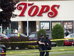 La police a sécurisé une zone autour d'un supermarché où plusieurs personnes ont été tuées dans une fusillade, le 14 mai 2022 à Buffalo, New York.