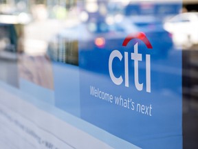 La signalisation est affichée dans la fenêtre d'une succursale de Citigroup Inc. Citibank à Chicago, Illinois.
