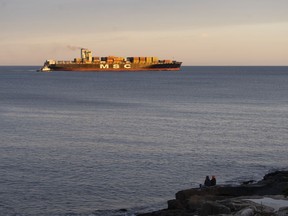 Un navire de la société mondiale de conteneurs maritimes MSC quitte le port d'Halifax