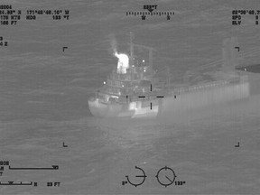 Cette image fournie par la Garde côtière américaine montre un incendie signalé à bord du cargo de 410 pieds Genius Star XI, à environ 200 milles au sud-ouest de Dutch Harbor, en Alaska, le jeudi 29 décembre 2023.