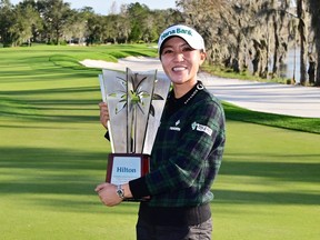 Lydia Ko, de Nouvelle-Zélande, pose avec le trophée après avoir remporté le Tournoi des Champions Hilton Grand Vacations au Lake Nona Golf & Country Club le 21 janvier 2024 à Orlando, en Floride.