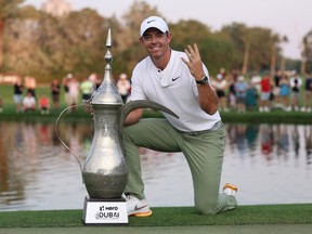 Rory McIlroy, d'Irlande du Nord, pose avec le trophée, signalant sa quatrième victoire après la dernière manche du Hero Dubai Desert Classic à l'Emirates Golf Club le 21 janvier 2024 à Dubaï, aux Émirats arabes unis.