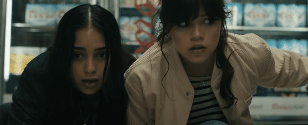 Jenna Ortega and Melissa Barrera in a bodega during Scream VI