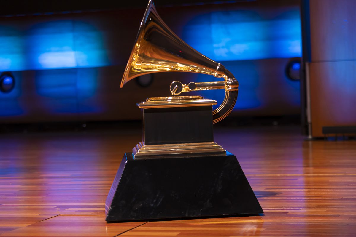 Un gros plan d'un trophée Grammy