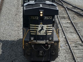 Les locomotives de Norfolk Southern Corp. sont déplacées dans son terminal de Conway en Pennsylvanie, en 2023.