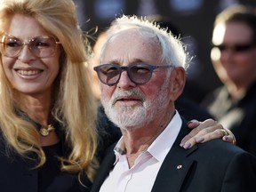 Le réalisateur Norman Jewison avec son épouse Lynne St. David.