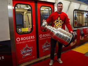 L'ancien défenseur des Maple Leafs de Toronto Tomas Kaberle et la coupe Stanley débarquent d'un wagon de métro de la TTC à la gare Union de Toronto, le lundi 22 janvier 2024.