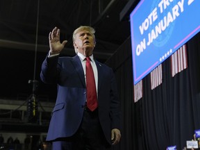 Le candidat républicain à la présidentielle, l'ancien président Donald Trump, fait des gestes à la foule après avoir pris la parole lors d'un événement de campagne à Manchester, New Hampshire, le samedi 20 janvier 2024.