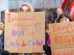 Les étudiants d'une université de Vancouver protestent contre la hausse des frais de scolarité pour les étudiants internationaux.
