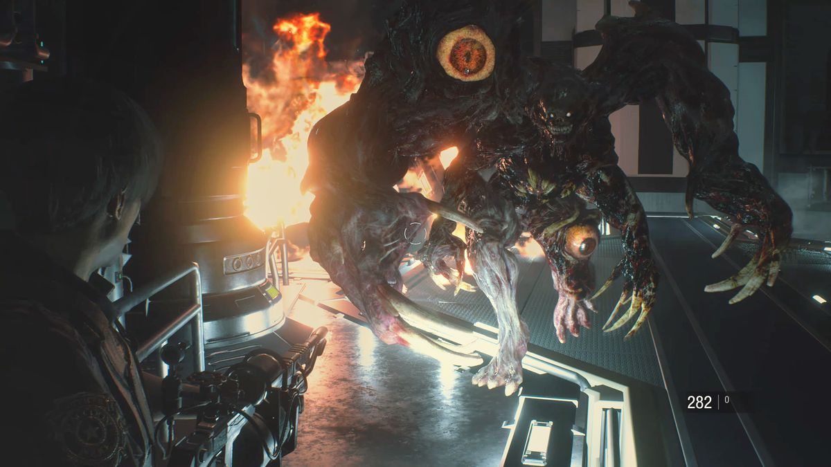 Leon Kenney pointe son lance-flammes sur William Birkin dans sa forme finale dans une capture d'écran de Resident Evil 2 (remake)