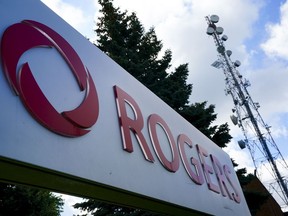 La signalisation de l'entreprise de télécommunications Rogers Communications est photographiée à Ottawa le mardi 12 juillet 2022.