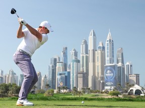Rory McIlroy, d'Irlande du Nord, se lance sur le huitième trou lors de la première manche du Hero Dubai Desert Classic.