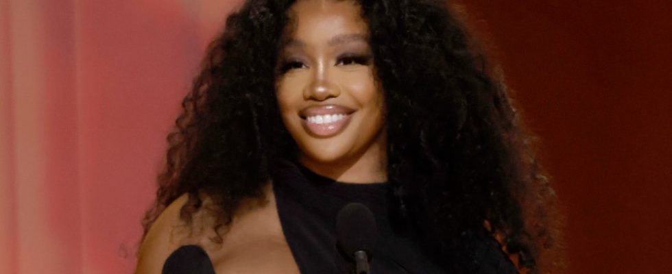 LOS ANGELES, CALIFORNIA - FEBRUARY 05: SZA speaks onstage during the 65th GRAMMY Awards at Crypto.com Arena on February 05, 2023 in Los Angeles, California. (Photo by Kevin Winter/Getty Images for The Recording Academy )