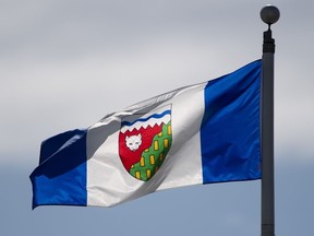 Le drapeau provincial des Territoires du Nord-Ouest flotte sur un mât à Ottawa le 30 juin 2020. Le bureau du coroner des Territoires du Nord-Ouest devrait faire le point ce matin sur un accident d'avion mortel près de la ville de Fort Smith.