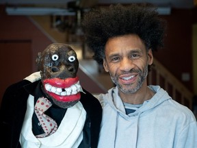 L'artiste Franck Sylvestre pose avec la marionnette Max chez lui à Montréal, le samedi 18 mars 2023.