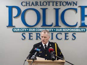 Le chef du Service de police de Charlottetown, Brad MacConnell, prend la parole lors d'une conférence de presse à Charlottetown, le vendredi 26 janvier 2024, au sujet des développements importants dans le cas de l'homicide non résolu de Byron Carr en 1988.