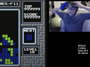 Dans cette image tirée d'une vidéo, un joueur de 13 ans nommé Willis Gibson réagit après avoir joué à Tetris.