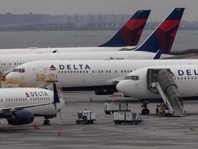 Des avions de passagers de Delta Airlines sont vus sur le tarmac de l'aéroport international John F. Kennedy de New York, le 24 décembre 2021.