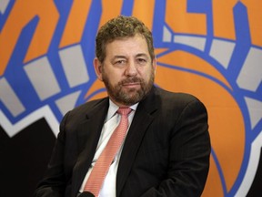 Le propriétaire des New York Knicks, James Dolan, écoute une question lors d'une conférence de presse le 18 mars 2014 à New York.