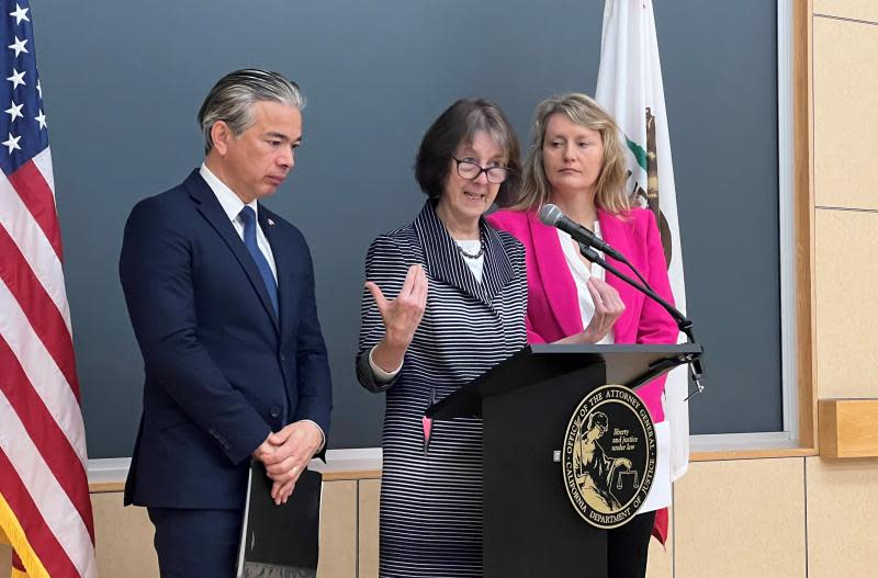 De gauche à droite : California AG Rob Bonta, la sénatrice de l'État de Californie Nancy Skinner et la membre de l'Assemblée Buffy Wicks debout sur un podium dans une salle de classe.