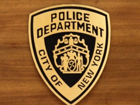 Le logo du NYPD est visible lors d'une conférence de presse au 1 Police Plaza le 18 avril 2023.