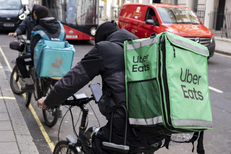 Courriers de livraison à emporter Uber Eats et Deliveroo le 30 mars 2023 à Londres, Royaume-Uni.  Uber Eats est une plateforme de commande et de livraison de nourriture en ligne lancée par Uber en 2014. Elle sert d'intermédiaire entre les points de vente indépendants de plats à emporter et les clients, avec des milliers de coursiers à vélo livrant de la nourriture à vélo et par d'autres moyens de transport.  Les travailleurs à la demande sont des entrepreneurs indépendants, des travailleurs de plateformes en ligne, des travailleurs d'entreprises sous contrat, des travailleurs de garde et des travailleurs temporaires.  Les travailleurs à la demande concluent des accords formels avec des entreprises à la demande pour fournir des services aux clients de l'entreprise.  (photo de Mike Kemp/In Pictures via Getty Images)