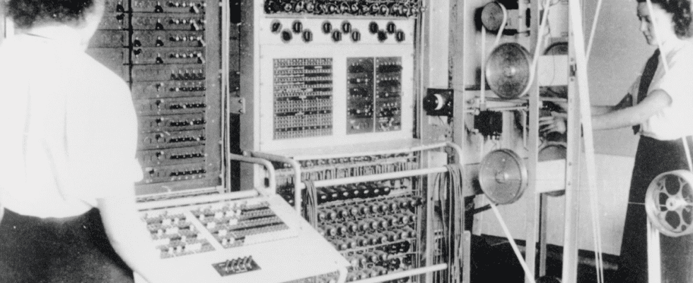 Annotated photographs of the COLOSSUS electronic digital computer - The National Archives (United Kingdom).