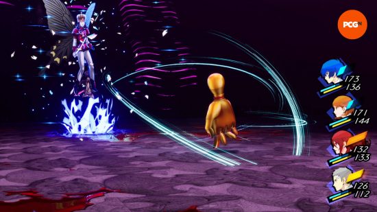 Revue de Persona 3 Reload : une Persona contrôlée par le protagoniste attaque une main dorée avec une tête d'épingle de bowling.