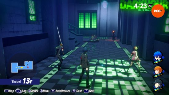 Revue de Persona 3 Reload : le protagoniste, Yukari, et Junpei se tiennent dans un couloir obsédant du Tartare, attendant qu'une ombre lui tourne le dos.