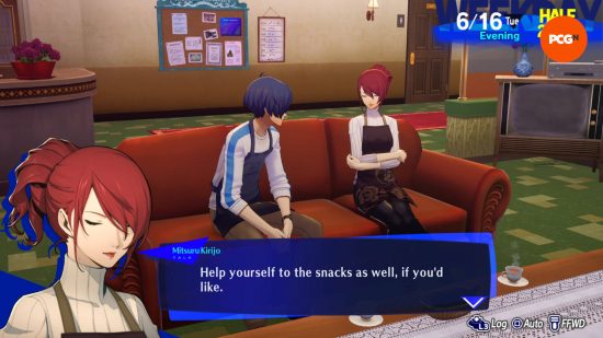 Revue de Persona 3 Reload : le protagoniste prend un thé avec Mitsuru dans le salon du dortoir.