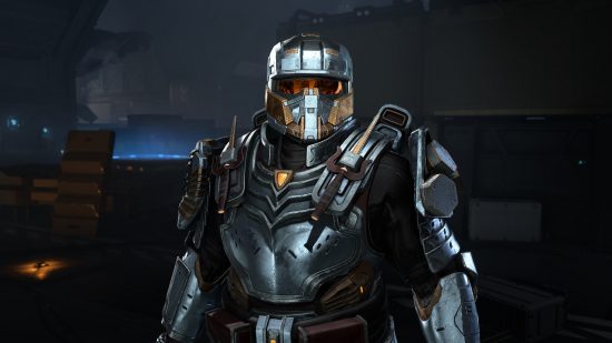 Série télévisée sur les casques Halo Infinite Silver Team : Un Spartiate portant le casque de Vannak et diverses armures de corps et d'épaules.