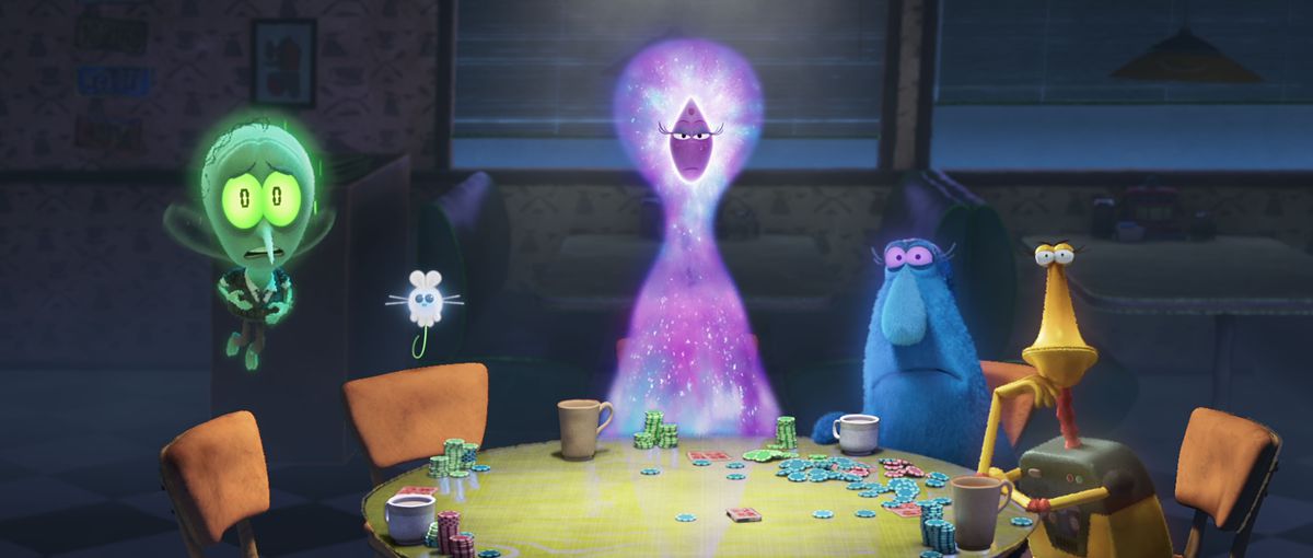 Une minuscule créature verte ressemblant à un moustique, une très petite souris blanche et pelucheuse, un être éthéré rose-violet, un monstre bleu pelucheux avec un gros nez et un robot doré, tous assis autour d'une table en train de jouer au poker. 